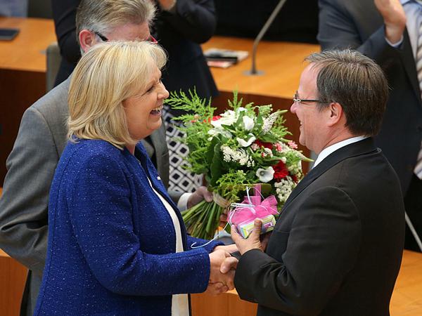 Hannelore Kraft (SPD) gratuliert ihrem Nachfolger Armin Laschet (CDU).