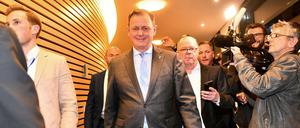 Der Spitzenkandidat der Partei Die Linke und derzeitiger Ministerpräsident Bodo Ramelow geht durch den Thüringer Landtag.