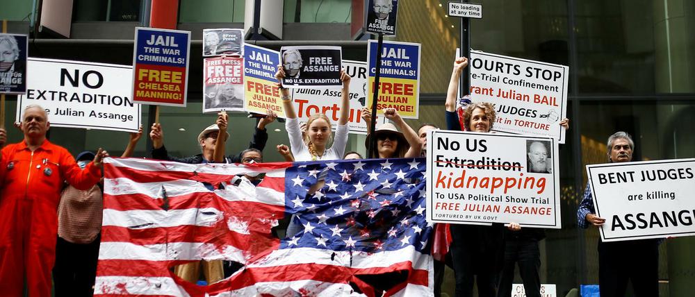 Protest vor dem Old Bailey. Unterstützer von Julian Assange wenden sich gegen die Auslieferung des Wikileaks-Gründers an die USA.