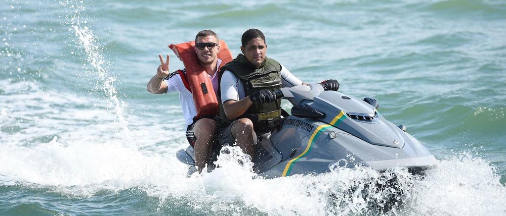 Ein Ausflug bei der Fußball-WM 2014 in Brasilien: Lukas Podolski als Passagier auf einem Jet-Ski