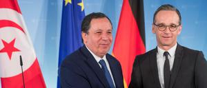 Außenminister Heiko Maas (SPD) schüttelt die Hand des tunesischen Außenministers Khemaies Jhinaoui. 