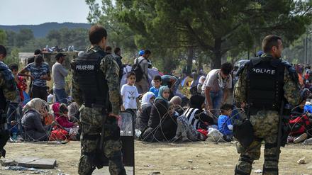 An der Grenze zwischen Griechenland und Mazedonien sind bei Zusammenstößen zwischen Flüchtlingen und der mazedonischen Polizei am Freitag mindestens fünf Flüchtlinge leicht verletzt worden.