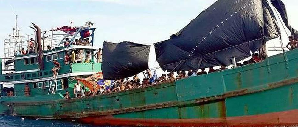 Hunderte Flüchtlinge aus Myanmar treiben derzeit in Booten auf dem offenen Meer. 