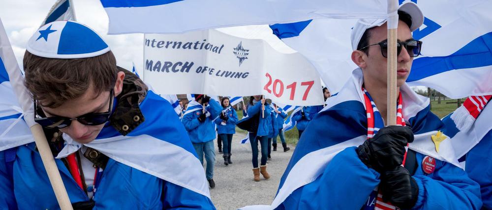 Mit dem traditionellen "Marsch der Lebenden" gedachten junge Juden am Montag im ehemaligen KZ Auschwitz der Judenvernichtung.