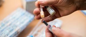 Schützt. Die Masernimpfung schützt vor einer Infektion. Nun fordern Gesundheitspolitiker, die Behandlung zur Pflicht zu machen. Das ist umstritten. 