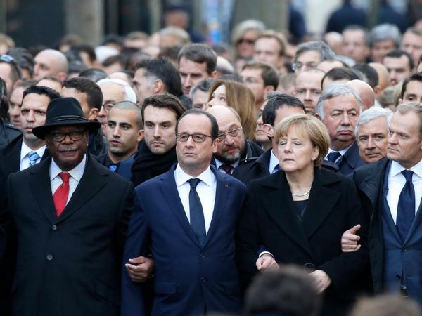 In Paris gab es einem Marsch mit Staats- und Regierungschefs, angeführt von damaligen Staatspräsidenten François Hollande und Bundeskanzlerin Angela Merkel.