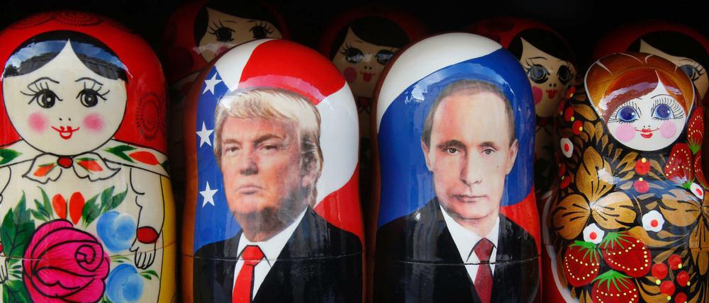 Russische Matrjoschka-Puppen mit Porträts des russischen Präsidenten Putin (r.) und des US-Präsidenten Trump. 