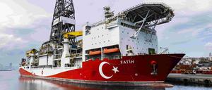 Ein türkisches Bohrschiff liegt im Hafen von Istanbul.