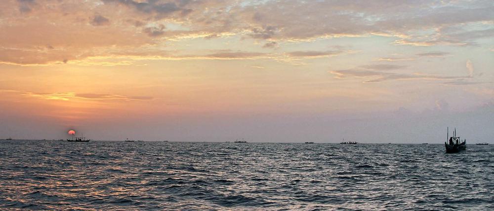 Sonnenaufgang. Ghanas Gewässer galten einst als die fischreichsten der Welt. Heute sagt Fischer Joshua Akaa gebe es unter den Bootsbesatzungen oft Streit. "Keiner wird mehr satt."