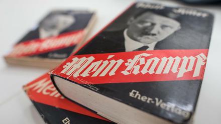 Verschiedene Ausgaben von Adolf Hitlers Schrift "Mein Kampf" - Bayern will jetzt eine kommentierte Neuauflage herausbringen.