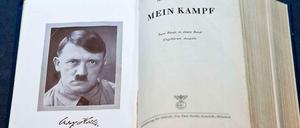 Adolf Hitlers Buch "Mein Kampf" im Dokumentationszentrum auf dem Reichsparteitagsgelände in Nürnberg. Geht es nach den Justizministern soll das Buch genau dort bleiben - unter Glas. Veröffentlicht werden soll es nicht mehr. 