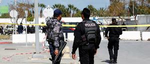 Selbstmordanschlag auf die US-Botschaft in Tunis: Einsatzkräfte am Tatort