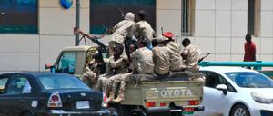 Sudanesische Sicherheitskräfte am Donnerstag in Khartoum. 