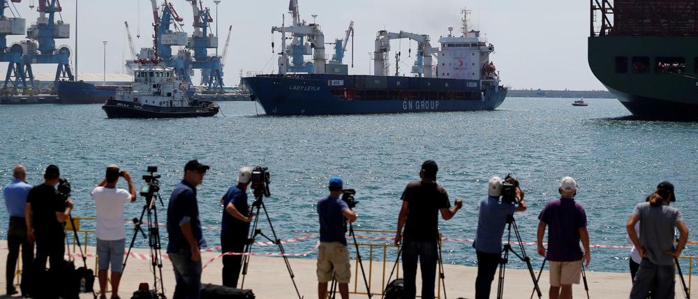 Nach dem Versöhnungsabkommen zwischen Israel und der Türkei war am Sonntag eine erste Hilfslieferung für die Palästinenser im Gazastreifen angekommen. Das Eintreffen des mit Lebensmitteln, Kleidung und Kinderspielzeug beladenen Frachters „Lady Leyla" (Bildmitte) wurde im Hafen der israelischen Küstenstadt Aschdod von zahlreichen Fotografen beobachtet. 