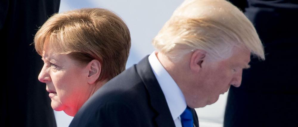 US-Präsident Donald Trump und Bundeskanzlerin Angela Merkel gehen in Brüssel beim Nato-Gipfel aneinander vorbei.