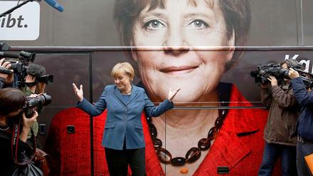 Angela Merkel weiht Wahlkampfbus ein, redet aber sonst nicht viel über die Bayern-Wahl, Seehofer oder den Koalitionspartner FDP.