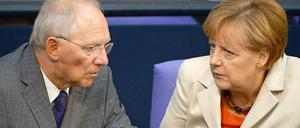 Eine kleine Drohung an den griechischen Wähler. Bundeskanzlerin Angela Merkel (CDU) und Bundesfinanzminister Wolfgang Schäuble (CDU).