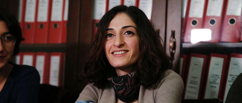 Die deutsche Journalistin Mesale Tolu nach ihrer Haftentlassung in der Kanzlei ihrer Anwältin.