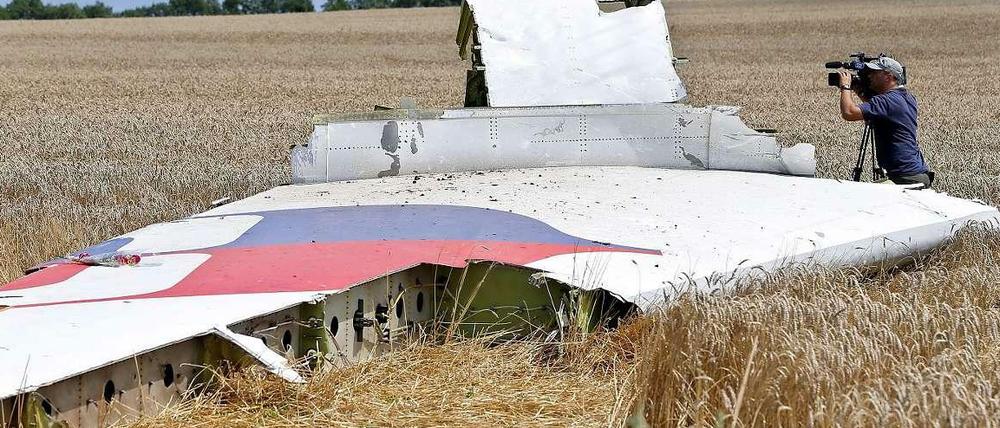 Ein Rumpfteil von Flug MH17 im Osten der Ukraine.