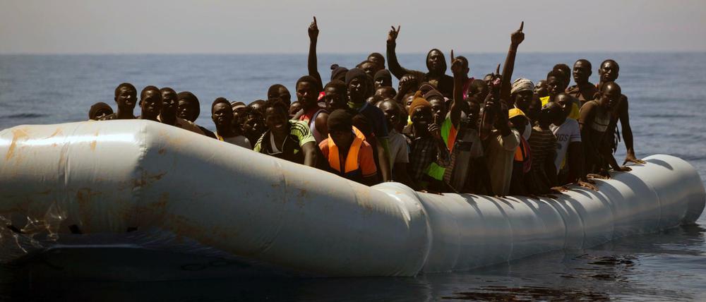 Gerettete Flüchtlinge vor der Küste Libyens.