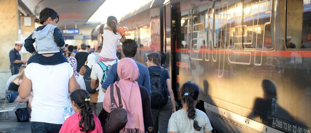 Um illegale Migration zu bekämpfen, will die EU-Kommission mindestens 50 000 Flüchtlingen in den kommenden beiden Jahren die legale Einreise nach Europa zu ermöglichen.