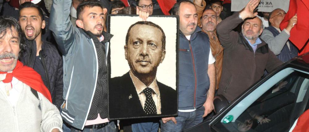 Anhänger des türkischen Präsidenten Recep Tayyip Erdogan demonstrieren in der Putschnacht in Stuttgart.
