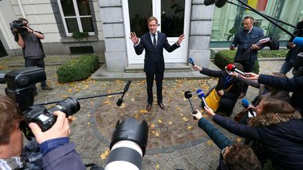 Paul Magnette, Ministerpräsident von Wallonien, spricht nach der innerbelgischen Einigung mit der Presse.