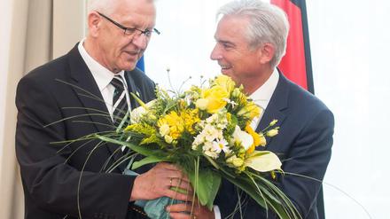 Glückwunsch. Ministerpräsident Winfried Kretschmann gratuliert in der Villa Reitzenstein in Stuttgart seinem neuen Stellvertreter und Innenminister Thomas Strobl (CDU) zur Wahl und Ernennung.