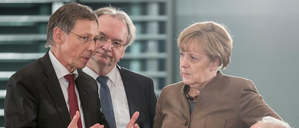Die Ministerpräsidenten Sieling (Bremen) und Haseloff (Sachsen-Anhalt) erläutern der Kanzlerin und dem Bundesfinanzminister den Plan. 