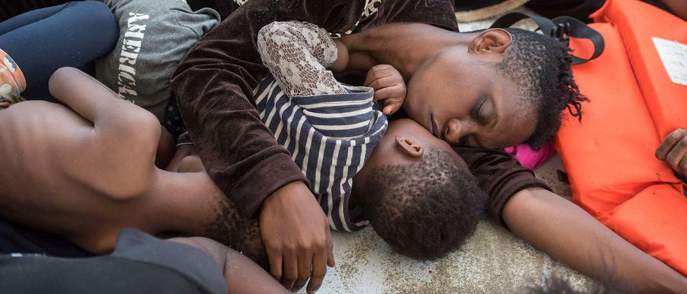 Geschafft, erschöpft: Mutter und Kind auf einem Rettungsboot im Mittelmeer im vergangenen Oktober