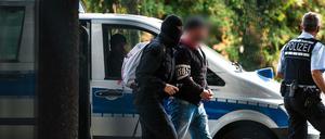 Ein mutmaßlicher Rechtsterrorist der Gruppierung „Revolution Chemnitz“ wird abgeführt.
