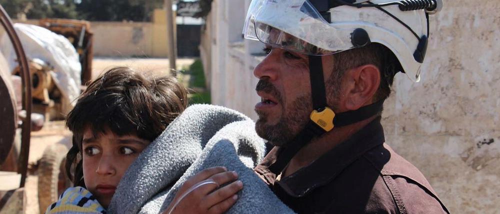 Ein von der «Syria Civil Defence» zur Verfügung gestellte Foto, zeigt einen Freiwilligen Helfer, der ein Opfer eines mutmaßlichen Giftgasangriffs in Chan Scheichun, Syrien, versorgt.