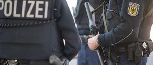Polizisten der Bundespolizei gehen am 18.11.2015 auf dem Hauptbahnhof in München (Bayern) mit Maschinenpistole bewaffnet Streife. 