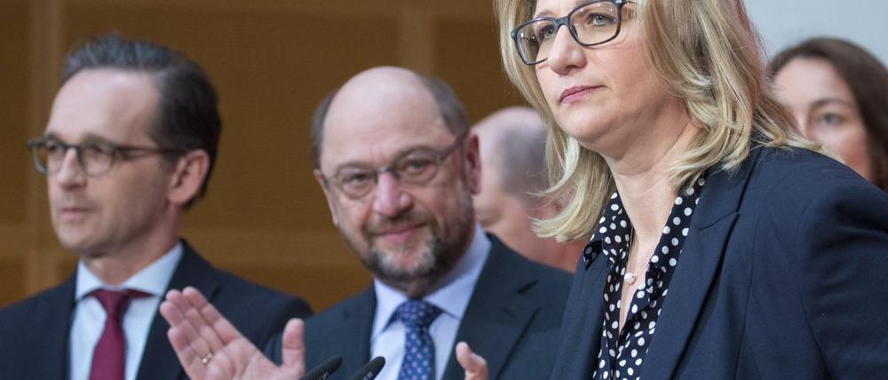 So sehen keine Sieger aus. Spitzenkandidatin Anke Rehlinger erhält von Parteichef Martin Schulz wenigstens aufmunternden Beifall. 