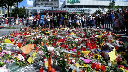 Blumen und Kerzen liegen am 24.07.2016 vor dem Olympia-Einkaufszentrums (OEZ) in München. 