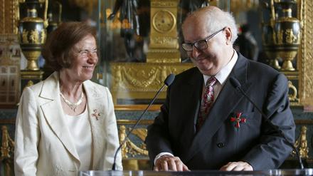 Beate Klarsfeld und ihr Mann Serge Klarsfeld nach der Ehrung durch die deutsche Botschafterin in Paris, Susanne Wasum-Rainer. 