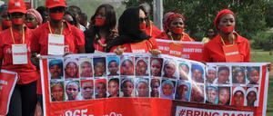 Gedenkmarsch in Nigeria zum Jahrestag der Entführung von mehr als 200 Mädchen durch die Boko Haram