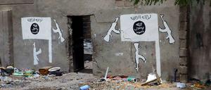 Grüße von den Terroristen. Das Symbol von Boko Haram an der Wand eines Hauses im Ort Damasak.