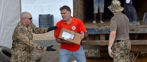 Soldaten der Bundeswehr und Helfer des Deutschen Roten Kreuzes richten in Monrovia ein Ebola-Behandlungszentrum ein.