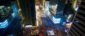 Hongkong befindet sich seit Tagen im Ausnahmezustand. Am Mittwoch sind während des chinesischen Nationalfeiertages neue Proteste zu erwarten. Wird die Polizei sich diesmal zurückhalten?