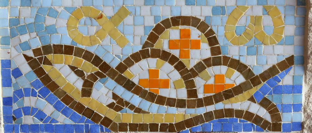 Ein christliches Fisch-Mosaik in der Notre-Dame-du-Val Kirche. 