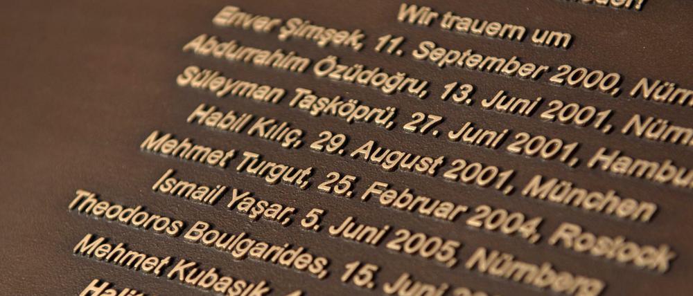 Die Namen der NSU-Opfer stehen auf einer Gedenktafel für die NSU-Opfer am Halitplatz in Kassel.