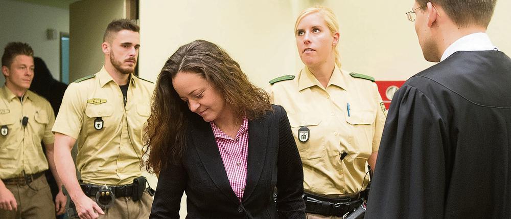 Die Angeklagte Beate Zschäpe betritt am 24.09.2015 den Gerichtssaal in München (Bayern), in dem ihr Anwalt Mathias Grasel auf sie wartet. 