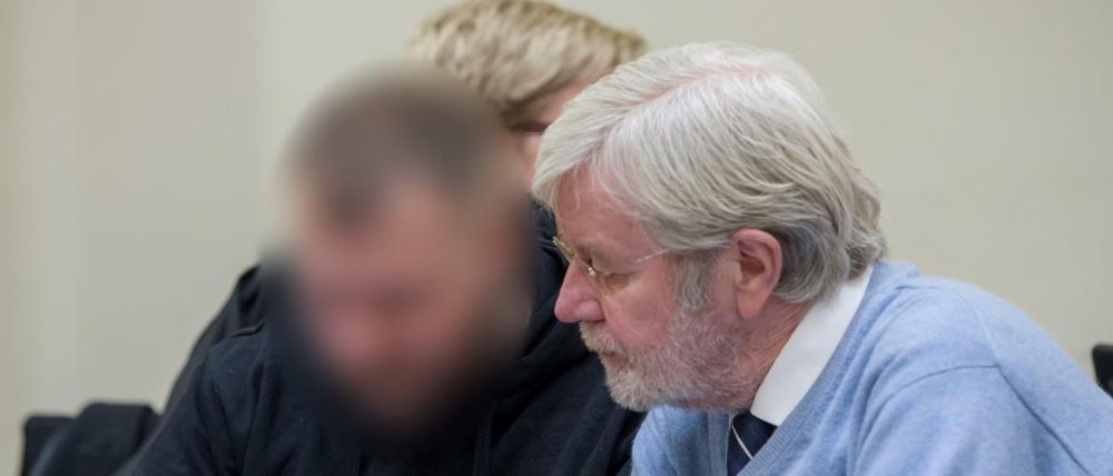 Der Angeklagte Andre E. (l) sitzt im März 2017 im Gerichtssaal in München neben seinem Anwalt Michael Kaiser.