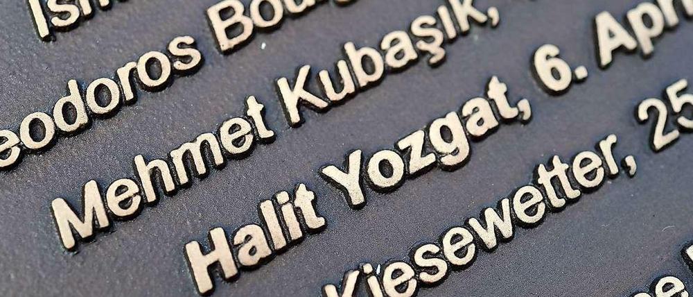 Der Name Halit Yozgat steht neben weiteren Namen der NSU-Mordopfer auf einem Gedenkstein in Kassel. Im Münchner NSU-Prozess befasste sich das Gericht am 39. Verhandlungstag mit dem Mord an ihm. 