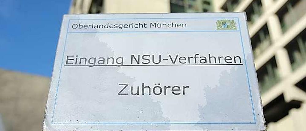 Hinweisschild zum NSU-Prozess am Oberlandesgericht München.