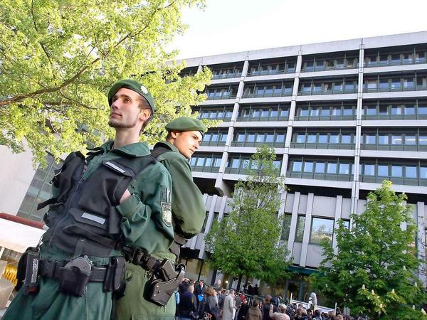 Die Polizisten vor dem Oberlandesgericht München sind auf alles vorbereitet.