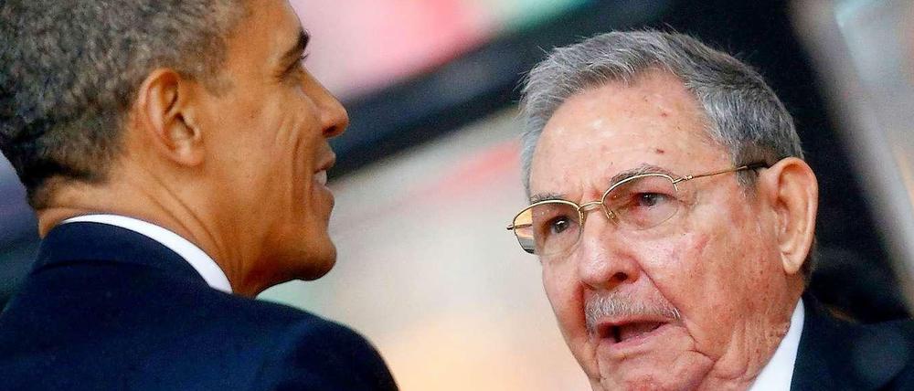 US-Präsident Barack Obama mit dem Präsidenten von Kuba, Raul Castro vor einem Jahr beim Begräbnis von Nelson Mandela in Südafrika.