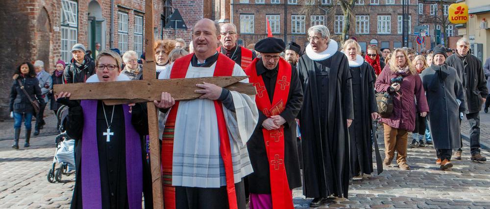 Kirchen vorn, hier während eines ökumenischen Kreuzwegs in Lübeck an diesem Karfreitag. Die Grünen wollen auch anderen Religionen und nichtreligiösen Weltanschauungen Platz schaffen. 
