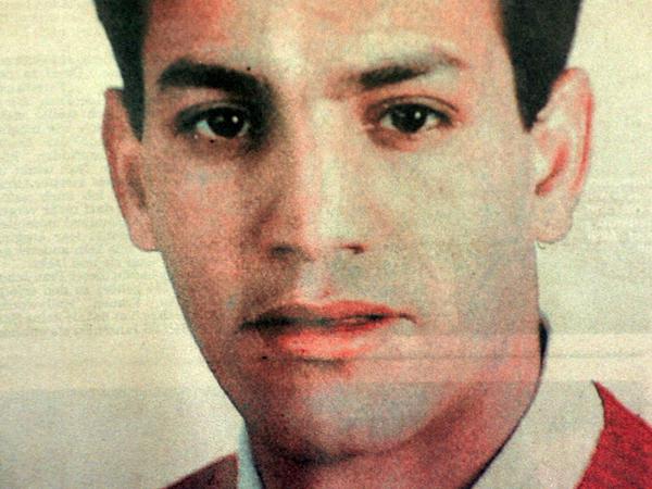 Von Rechtsextremen gejagt, läuft der 28-jährige Asylbewerber Farid Guendoul alias Omar Ben Noui in der Nacht zum 13.Februar 1999 in eine Glastür und verblutet.
